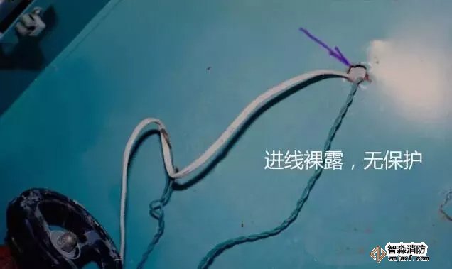 進(jìn)線裸露，無(wú)保護(hù)