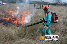 他給消防員送飲品，結(jié)果消防員找上門對他說